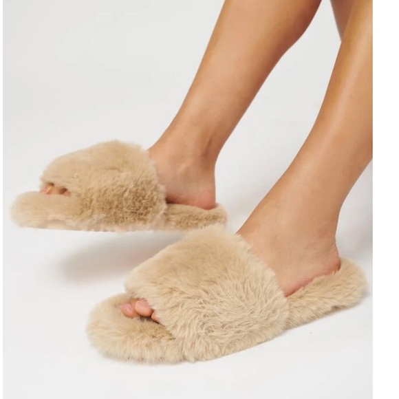 White BSS x KGMTL Fuzzy Slippers - Picture 11 of 12